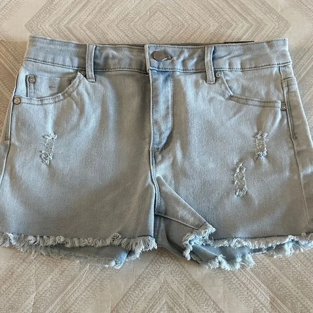 Tractr Brittany Light Blue Distressed Slim Fit Mid Rise Denim Shorts Size 16